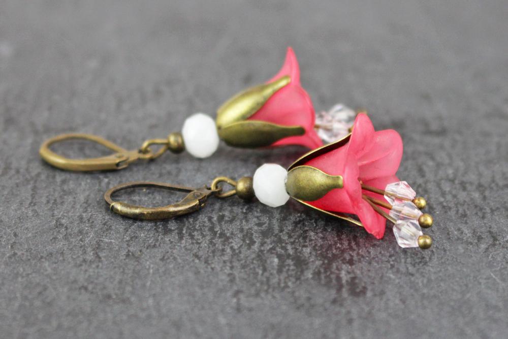 Blütenohrringe in rot und weiß, Glockenblumen Ohrringe, Geschenk für Frauen, ethno Schmuck