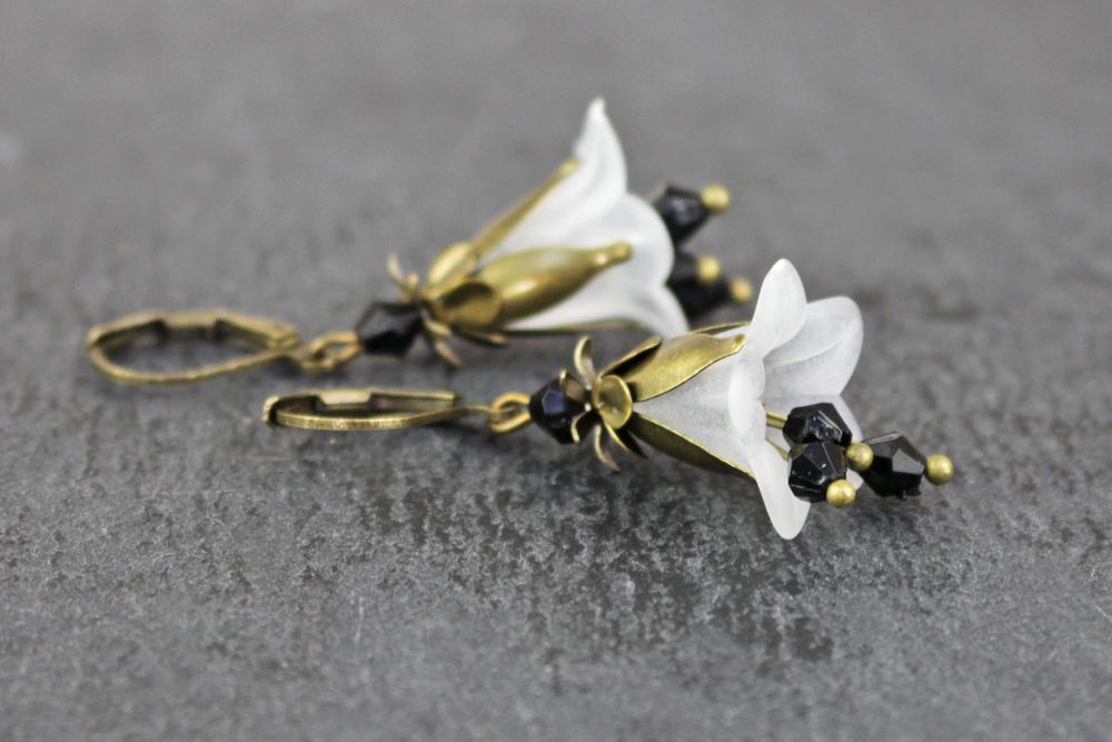 Blütenohrringe in weiß und schwarz, Glockenblumen